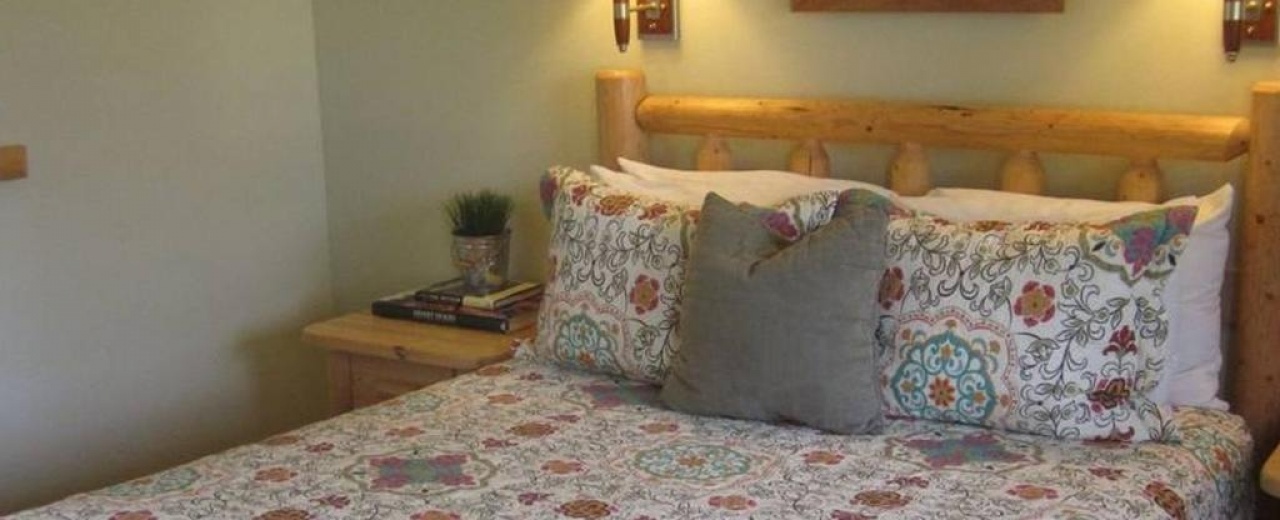 Deluxe one queen room Mt Gardner Inn